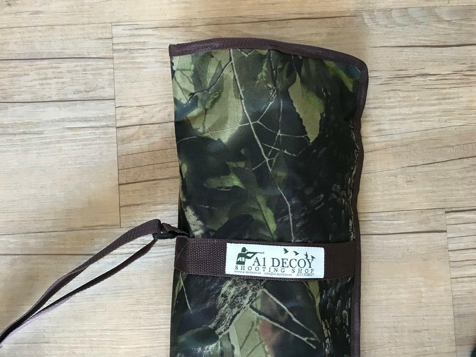 4 Single Spike Hide Poles With Camo or Green Canvas Bag - Image 6