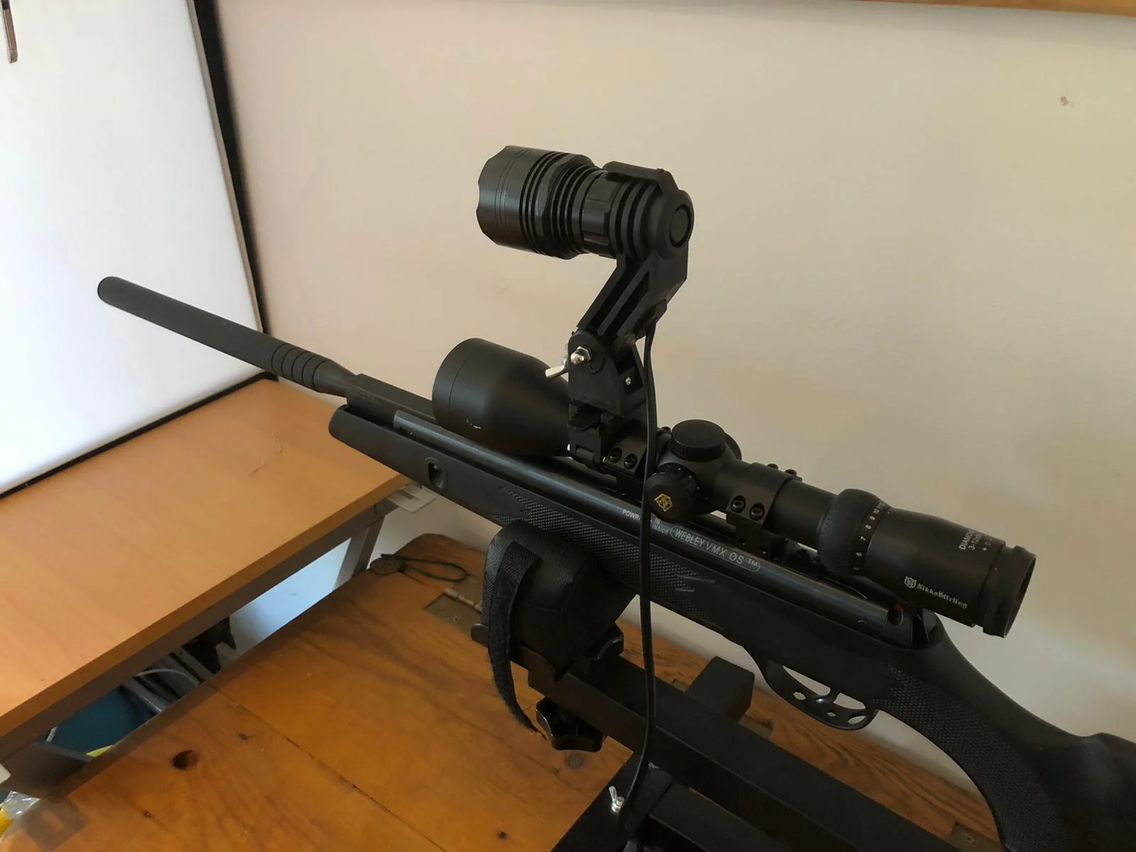 LED Handheld and Scope Mounted Lamp 300m+ - Image 11