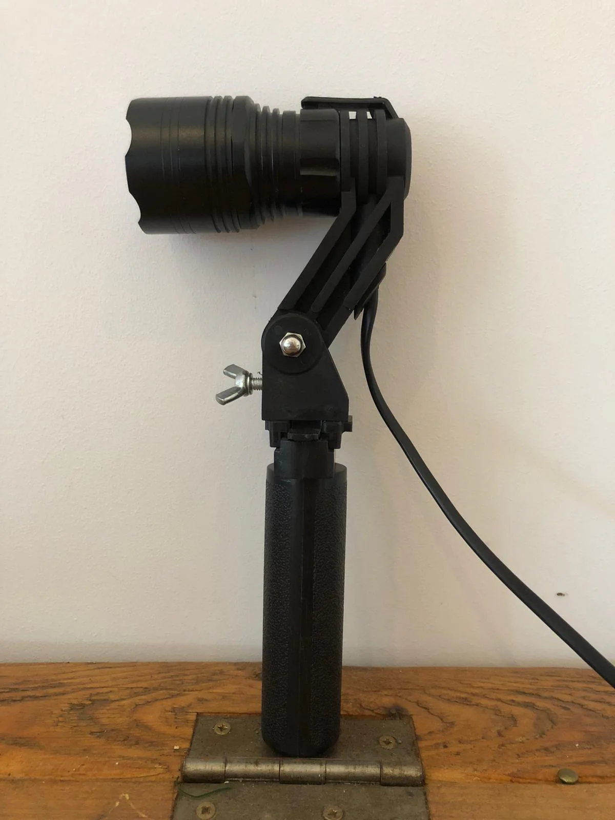 LED Handheld and Scope Mounted Lamp 300m+ - Image 3