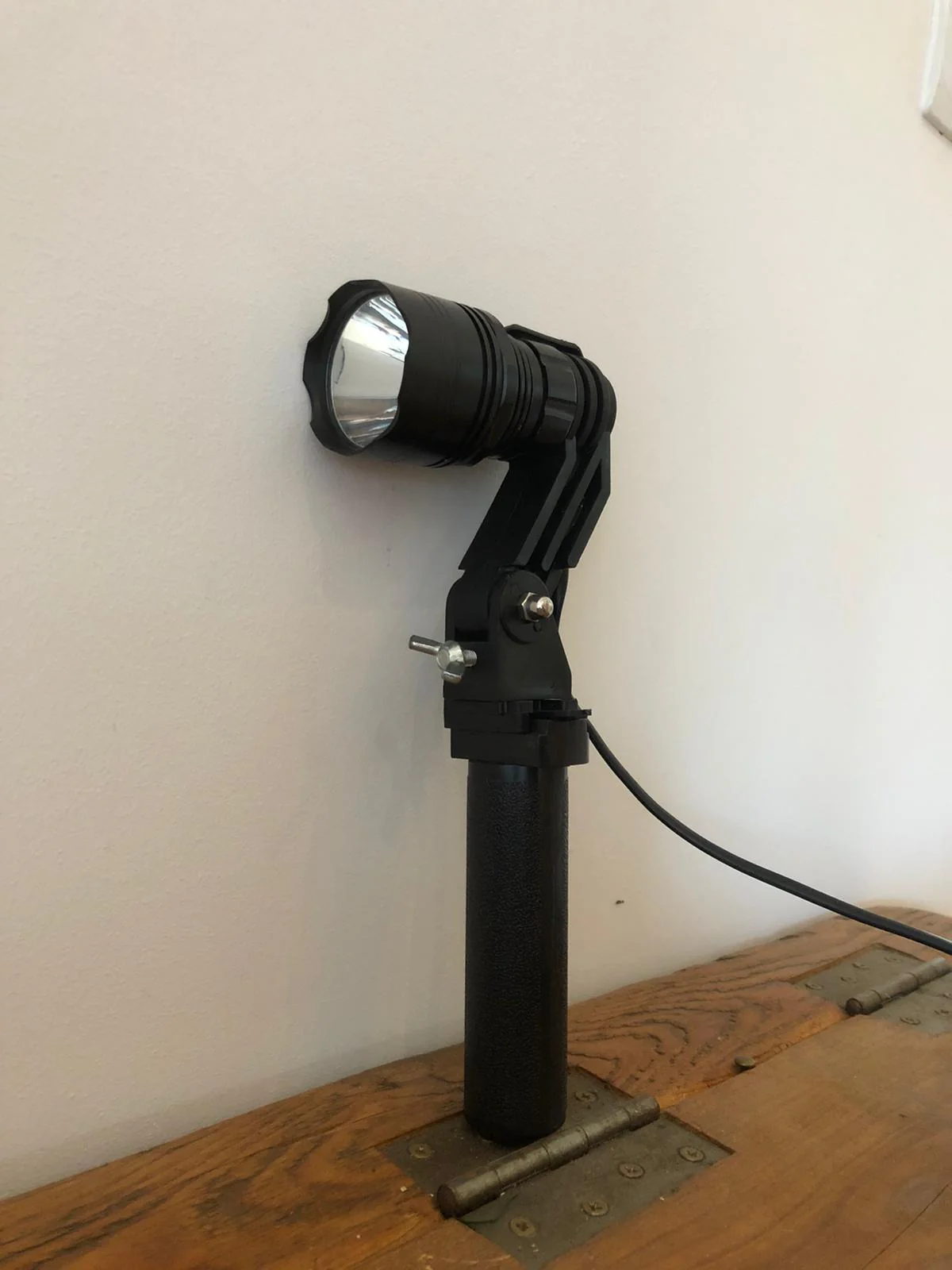 LED Handheld and Scope Mounted Lamp 300m+ - Image 4