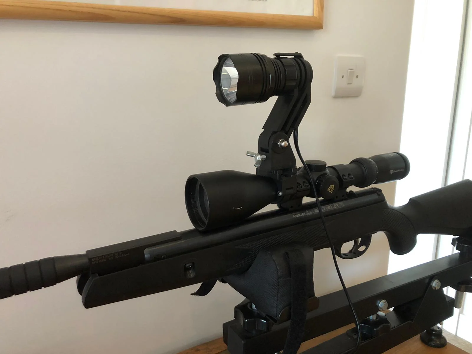 LED Handheld and Scope Mounted Lamp 300m+ - Image 9