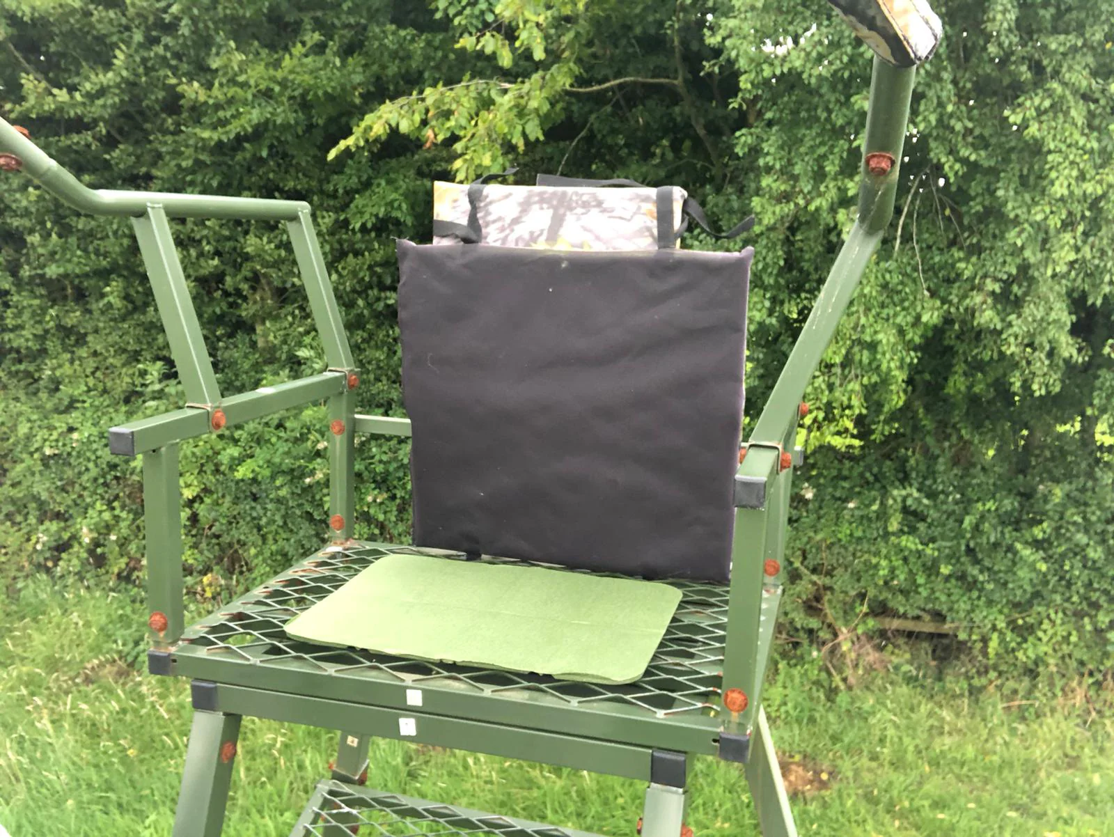 PADDED WATERPROOF FOLDING CUSHION FOR HIGH SEAT OR GENERAL HUNTING - Image 7